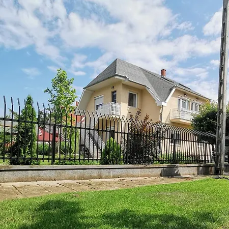 Family Garden Apartmanhaz 公寓