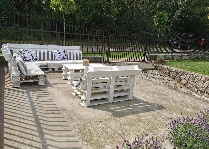 Family Garden Apartmanhaz * שיופוק