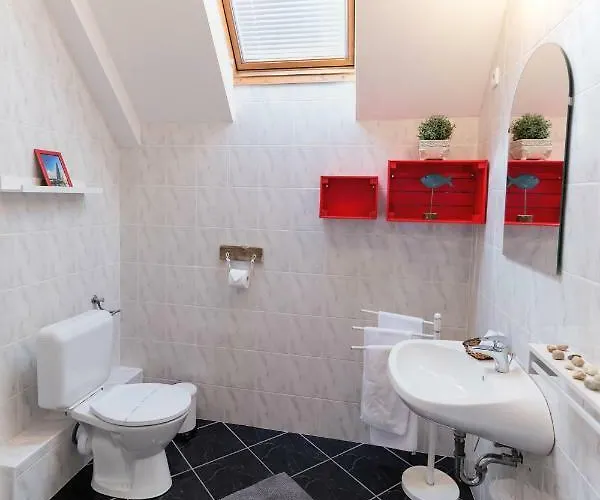 Family Garden Apartmanhaz * שיופוק